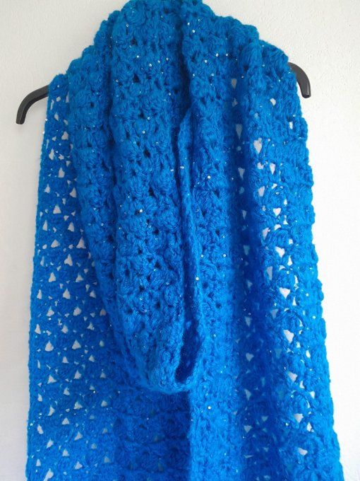 Écharpe femme " fait main " aux crochet bleu saphir