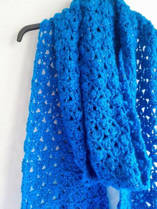 Écharpe femme " fait main " aux crochet bleu saphir