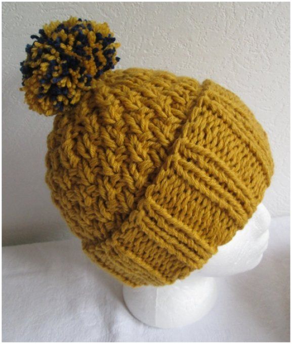 Gros Bonnet avec son pompon et son revers femme tricoter à la main " Andréa"