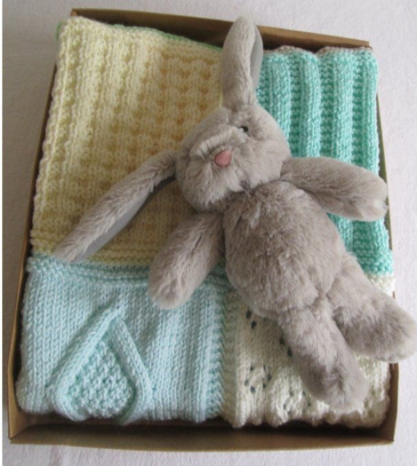 Couverture bébé patchwork tricoté à la main et sa peluche " Bunny "