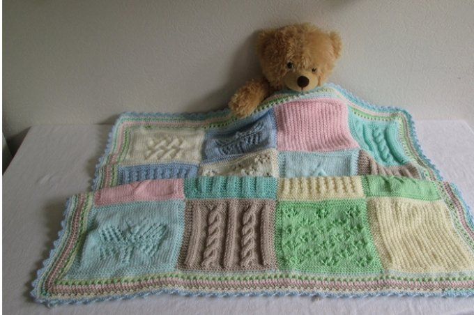 Couverture bébé patchwork tricoté à la main et sa peluche " Bunny "