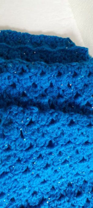 Écharpe femme " fait main " aux crochet bleu saphir