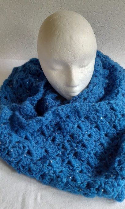 Écharpe femme " fait main " aux crochet bleu saphir