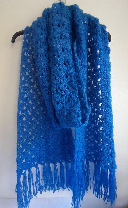 Écharpe femme " fait main " aux crochet bleu saphir