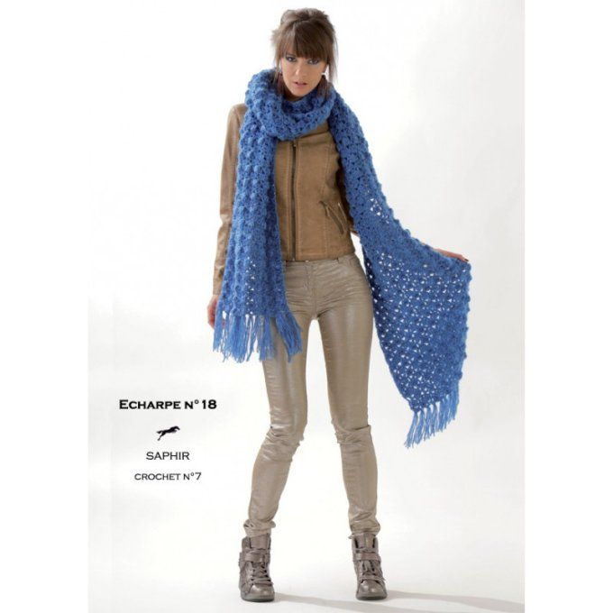 Écharpe femme " fait main " aux crochet bleu saphir